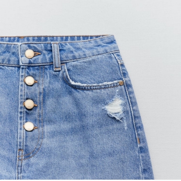 ✨️Brand new Zara High waisted 5 pocket distressed with raw hem denim shorts✨️ - Picture 5 of 6